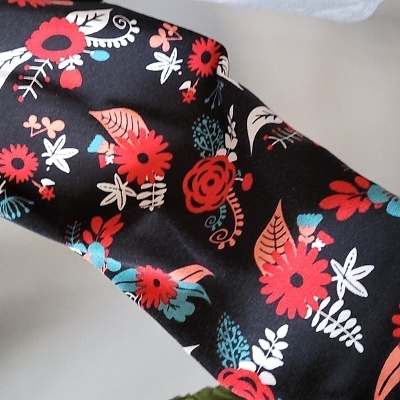 LuLaRoe Randy gray raglan tee with black floral 3/4 length sleeves NWT - Picture 4 of 8